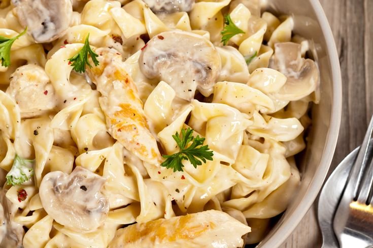 Penne Alfredo con Pollo y Hongos